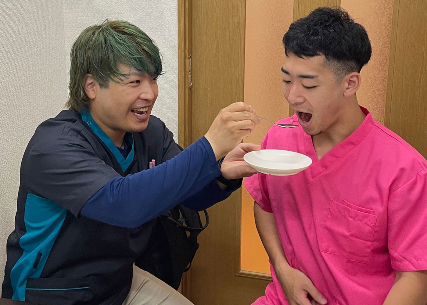 ご自身で食べられるように共に行います。イメージ